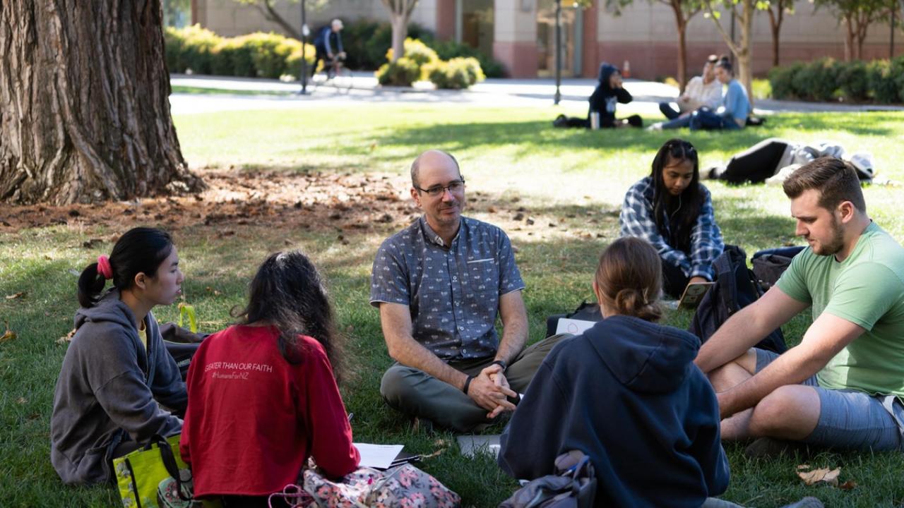 For nearly two decades, Professor Julin Maloof has shined a light on biological knowledge for UC Davis students. David Slipher/UC Davis Julin Maloof with students